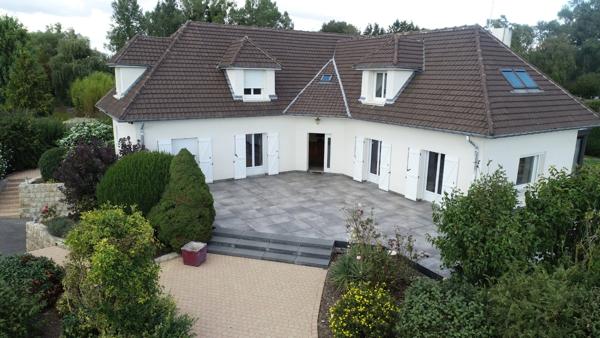 LAON (02) à vendre propriété d'exeption de 330 m2 et son terrain de 9000 m2