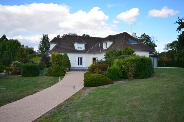 LAON (02) à vendre propriété d'exeption de 330 m2 et son terrain de 9000 m2
