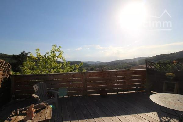 A vendre maison 4 faces de plain pied avec annexe, jardin et garage. Surface habitable 88 m².