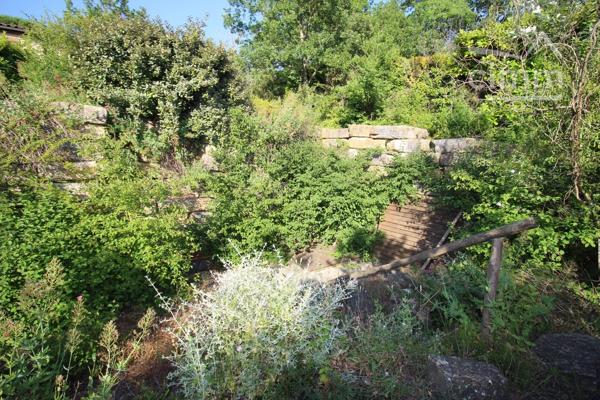 A vendre maison 4 faces de plain pied avec annexe, jardin et garage. Surface habitable 88 m².