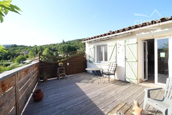 A vendre maison 4 faces de plain pied avec annexe, jardin et garage. Surface habitable 88 m².