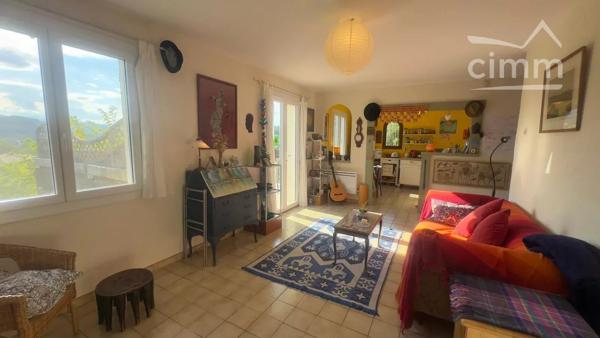 A vendre maison 4 faces de plain pied avec annexe, jardin et garage. Surface habitable 88 m².