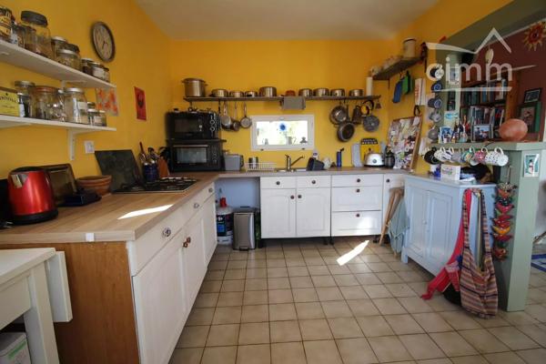 A vendre maison 4 faces de plain pied avec annexe, jardin et garage. Surface habitable 88 m².