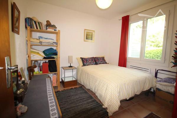 A vendre maison 4 faces de plain pied avec annexe, jardin et garage. Surface habitable 88 m².