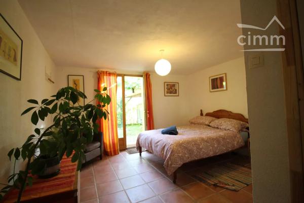 A vendre maison 4 faces de plain pied avec annexe, jardin et garage. Surface habitable 88 m².
