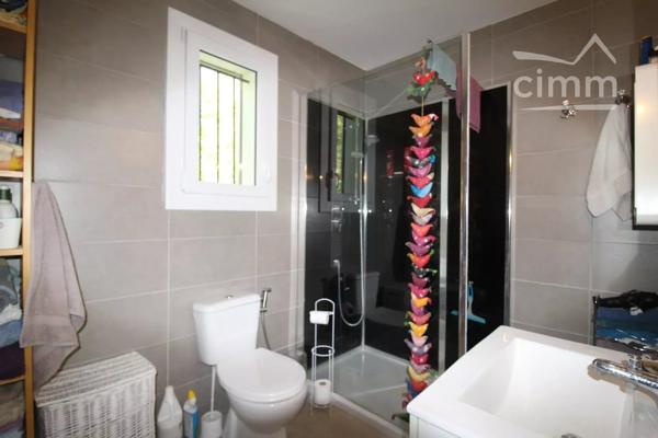 A vendre maison 4 faces de plain pied avec annexe, jardin et garage. Surface habitable 88 m².