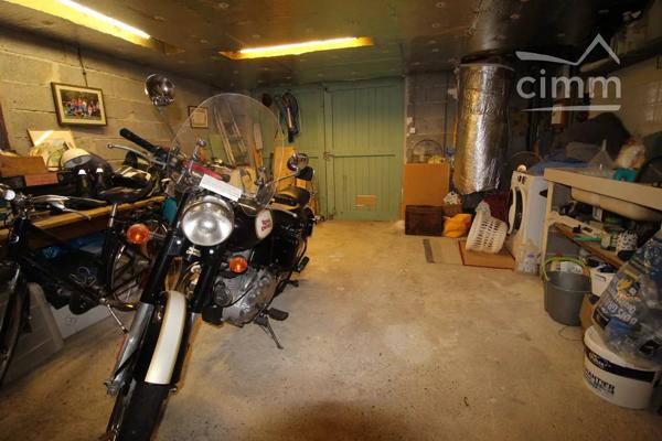 A vendre maison 4 faces de plain pied avec annexe, jardin et garage. Surface habitable 88 m².
