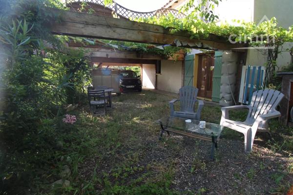 A vendre maison 4 faces de plain pied avec annexe, jardin et garage. Surface habitable 88 m².
