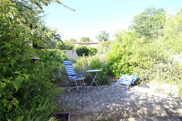 A vendre maison 4 faces de plain pied avec annexe, jardin et garage. Surface habitable 88 m².