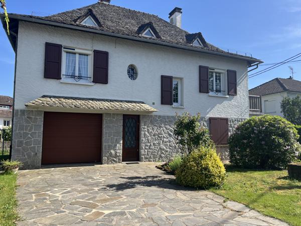 Maison 8 pièces AURILLAC (15) avec jardin et grand espaces d