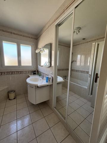 Maison 8 pièces AURILLAC (15) avec jardin et grand espaces d
