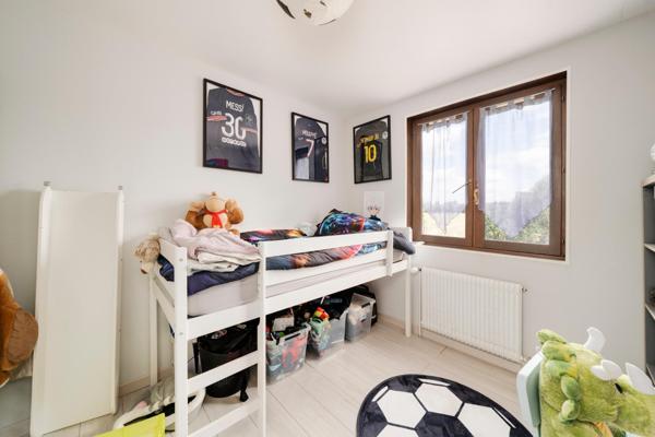 Maison individuelle – 6 chambres – Garage – Jardin arboré de 720 m²