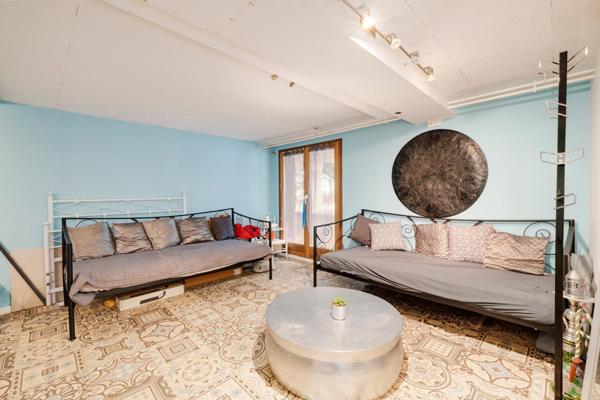 Maison individuelle – 6 chambres – Garage – Jardin arboré de 720 m²