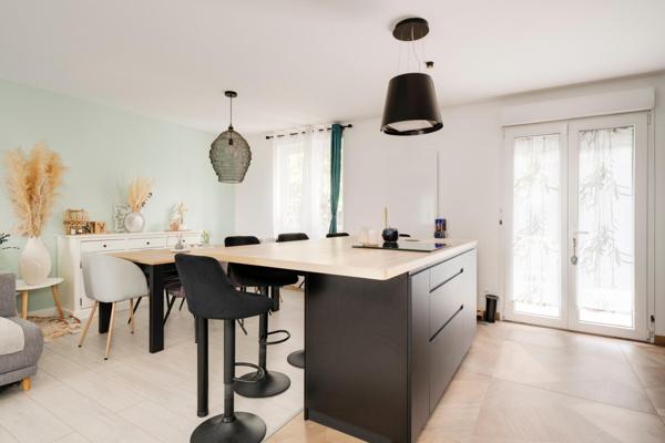 Maison individuelle – 6 chambres – Garage – Jardin arboré de 720 m²