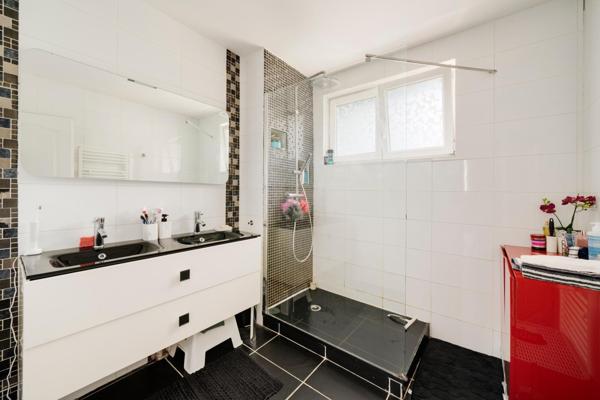 Maison individuelle – 6 chambres – Garage – Jardin arboré de 720 m²