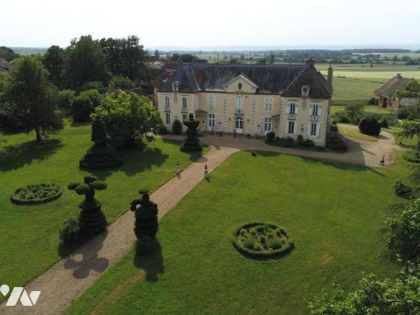 BEAUNE 14 kms Château sur 15 hectares