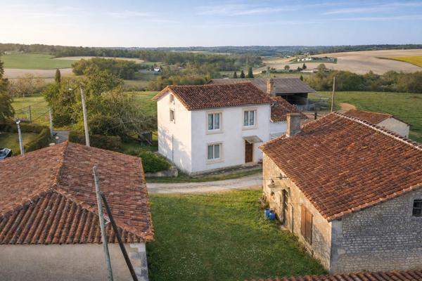 Ancien corps de ferme avec dépendances et potentiel Montmoreau saint cybard