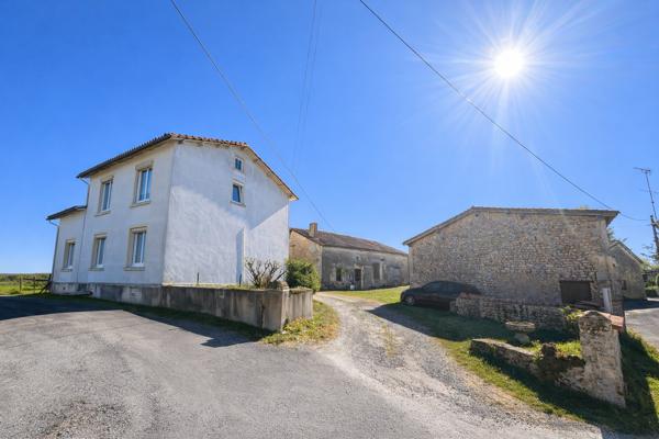 Ancien corps de ferme avec dépendances et potentiel Montmoreau saint cybard