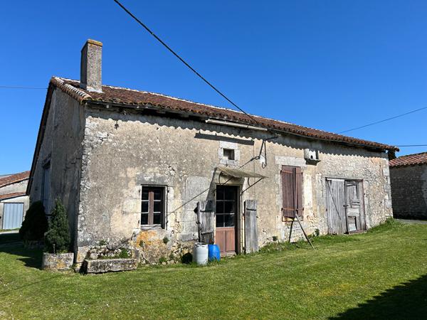 Ancien corps de ferme avec dépendances et potentiel Montmoreau saint cybard
