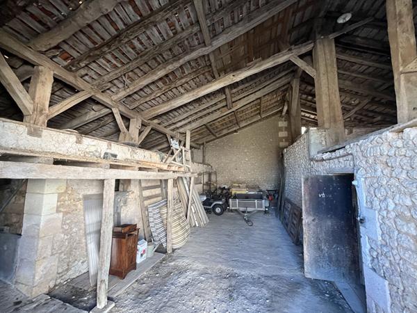 Ancien corps de ferme avec dépendances et potentiel Montmoreau saint cybard
