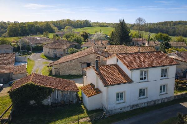 Ancien corps de ferme avec dépendances et potentiel Montmoreau saint cybard