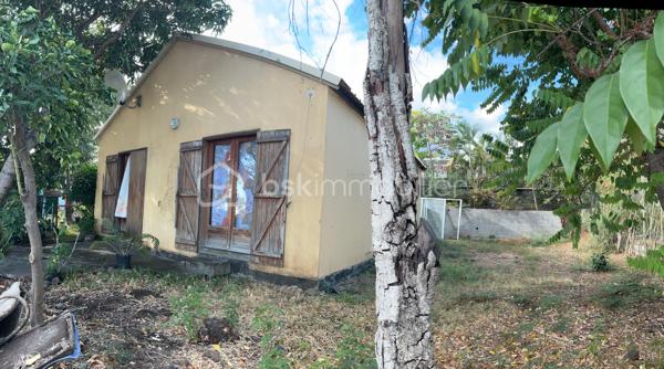 Découvrez cette maison agréable de 55 m² édifiée vers 2005 sur une parcelle d’environ 598 M2. Située à proximité de toutes les commodités, elle offre un cadre tranquille et urbain à la fois.

Cette maison individuelle de plain-pied, non mitoyenne, vous séduira par son emplacement calme et agréable. Quelques travaux de modernisation sont à prévoir.
Elle possède 2 chambres, un séjour, une cuisine équipée et aménagée, un WC, une salle d’eau, à l’extérieur une terrasse couverte et le plus gros potentielle de ce bien un terrain d’environ 598 m2 avec une légère vue mer, raccordée au tout-à-l’égout.

Nous nous trouvons dans une Zone UC qui permet donc une emprise au sol de 50%, une hauteur de 9m au faîtage et 6m à l’égout du toit, celle-ci permettant un agencement sur mesure de votre petit cocon de rêve.