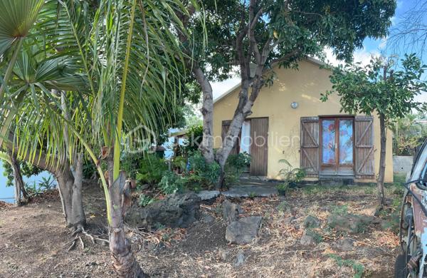 Découvrez cette maison agréable de 55 m² édifiée vers 2005 sur une parcelle d’environ 598 M2. Située à proximité de toutes les commodités, elle offre un cadre tranquille et urbain à la fois.

Cette maison individuelle de plain-pied, non mitoyenne, vous séduira par son emplacement calme et agréable. Quelques travaux de modernisation sont à prévoir.
Elle possède 2 chambres, un séjour, une cuisine équipée et aménagée, un WC, une salle d’eau, à l’extérieur une terrasse couverte et le plus gros potentielle de ce bien un terrain d’environ 598 m2 avec une légère vue mer, raccordée au tout-à-l’égout.

Nous nous trouvons dans une Zone UC qui permet donc une emprise au sol de 50%, une hauteur de 9m au faîtage et 6m à l’égout du toit, celle-ci permettant un agencement sur mesure de votre petit cocon de rêve.