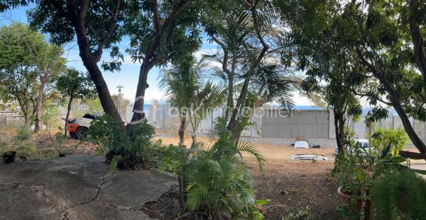 Découvrez cette maison agréable de 55 m² édifiée vers 2005 sur une parcelle d’environ 598 M2. Située à proximité de toutes les commodités, elle offre un cadre tranquille et urbain à la fois.

Cette maison individuelle de plain-pied, non mitoyenne, vous séduira par son emplacement calme et agréable. Quelques travaux de modernisation sont à prévoir.
Elle possède 2 chambres, un séjour, une cuisine équipée et aménagée, un WC, une salle d’eau, à l’extérieur une terrasse couverte et le plus gros potentielle de ce bien un terrain d’environ 598 m2 avec une légère vue mer, raccordée au tout-à-l’égout.

Nous nous trouvons dans une Zone UC qui permet donc une emprise au sol de 50%, une hauteur de 9m au faîtage et 6m à l’égout du toit, celle-ci permettant un agencement sur mesure de votre petit cocon de rêve.