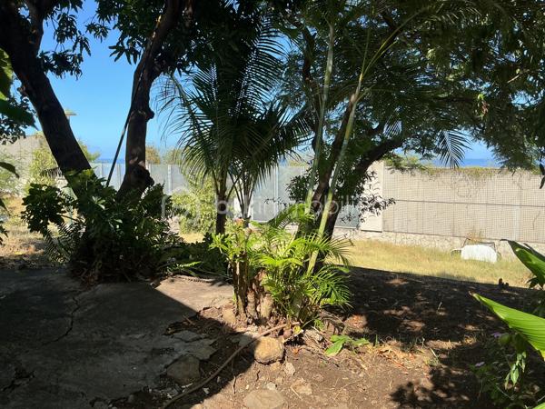 Découvrez cette maison agréable de 55 m² édifiée vers 2005 sur une parcelle d’environ 598 M2. Située à proximité de toutes les commodités, elle offre un cadre tranquille et urbain à la fois.

Cette maison individuelle de plain-pied, non mitoyenne, vous séduira par son emplacement calme et agréable. Quelques travaux de modernisation sont à prévoir.
Elle possède 2 chambres, un séjour, une cuisine équipée et aménagée, un WC, une salle d’eau, à l’extérieur une terrasse couverte et le plus gros potentielle de ce bien un terrain d’environ 598 m2 avec une légère vue mer, raccordée au tout-à-l’égout.

Nous nous trouvons dans une Zone UC qui permet donc une emprise au sol de 50%, une hauteur de 9m au faîtage et 6m à l’égout du toit, celle-ci permettant un agencement sur mesure de votre petit cocon de rêve.