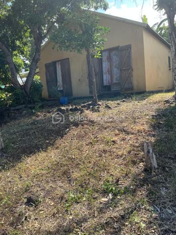 Découvrez cette maison agréable de 55 m² édifiée vers 2005 sur une parcelle d’environ 598 M2. Située à proximité de toutes les commodités, elle offre un cadre tranquille et urbain à la fois.

Cette maison individuelle de plain-pied, non mitoyenne, vous séduira par son emplacement calme et agréable. Quelques travaux de modernisation sont à prévoir.
Elle possède 2 chambres, un séjour, une cuisine équipée et aménagée, un WC, une salle d’eau, à l’extérieur une terrasse couverte et le plus gros potentielle de ce bien un terrain d’environ 598 m2 avec une légère vue mer, raccordée au tout-à-l’égout.

Nous nous trouvons dans une Zone UC qui permet donc une emprise au sol de 50%, une hauteur de 9m au faîtage et 6m à l’égout du toit, celle-ci permettant un agencement sur mesure de votre petit cocon de rêve.