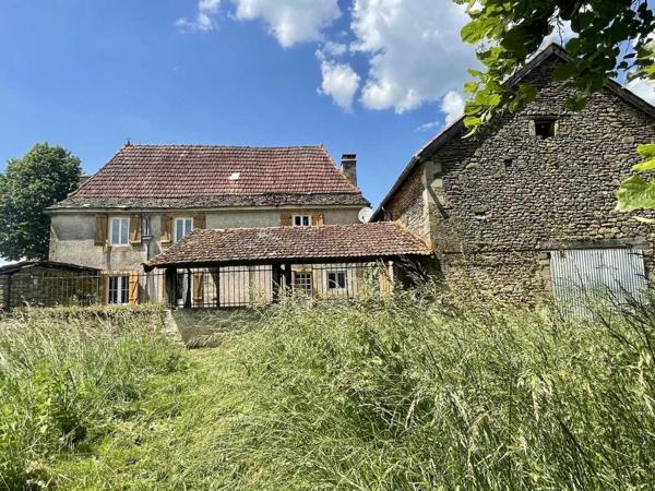 Maison ancienne - Montignac-lascaux Dans un hameau du Périgord Noir, à 10 mns de Montignac-Lascaux, maison d'habitation ancienne avec dépendances et terrain attenant.