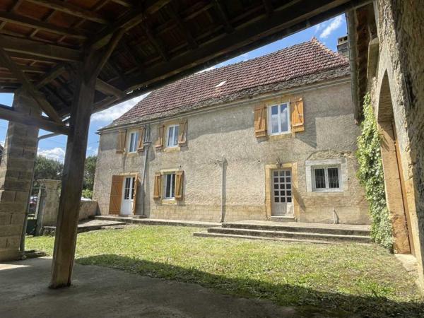 Maison ancienne - Montignac-lascaux Dans un hameau du Périgord Noir, à 10 mns de Montignac-Lascaux, maison d'habitation ancienne avec dépendances et terrain attenant.