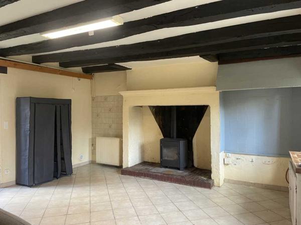 Maison ancienne - Montignac-lascaux Dans un hameau du Périgord Noir, à 10 mns de Montignac-Lascaux, maison d'habitation ancienne avec dépendances et terrain attenant.