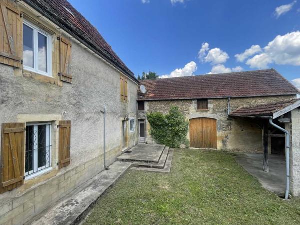 Maison ancienne - Montignac-lascaux Dans un hameau du Périgord Noir, à 10 mns de Montignac-Lascaux, maison d'habitation ancienne avec dépendances et terrain attenant.