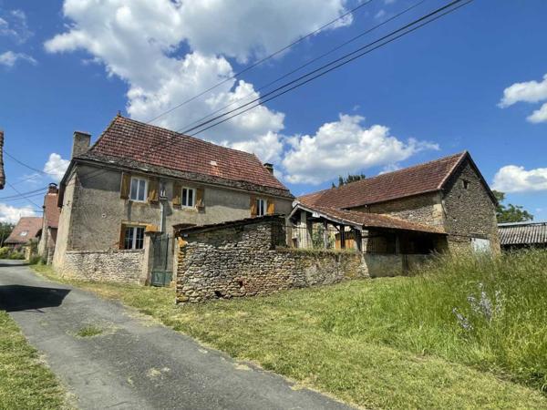 Maison ancienne - Montignac-lascaux Dans un hameau du Périgord Noir, à 10 mns de Montignac-Lascaux, maison d'habitation ancienne avec dépendances et terrain attenant.