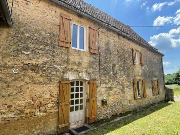 Maison ancienne - Montignac-lascaux Dans un hameau du Périgord Noir, à 10 mns de Montignac-Lascaux, maison d'habitation ancienne avec dépendances et terrain attenant.