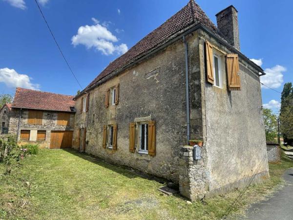 Maison ancienne - Montignac-lascaux Dans un hameau du Périgord Noir, à 10 mns de Montignac-Lascaux, maison d'habitation ancienne avec dépendances et terrain attenant.