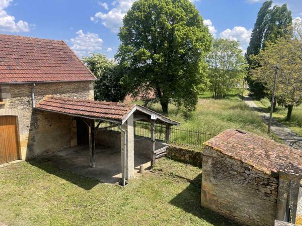 Maison ancienne - Montignac-lascaux Dans un hameau du Périgord Noir, à 10 mns de Montignac-Lascaux, maison d'habitation ancienne avec dépendances et terrain attenant.