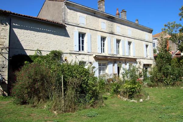 Maison de Maître Charentaise du XIXe siécle avec dépendances
