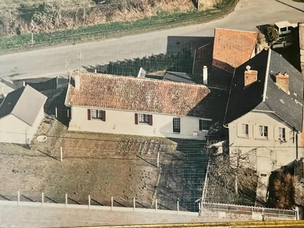 Charmante maison de village à Chezal-Benoît de 99 m2 3 chambres, dépendances et terrain
