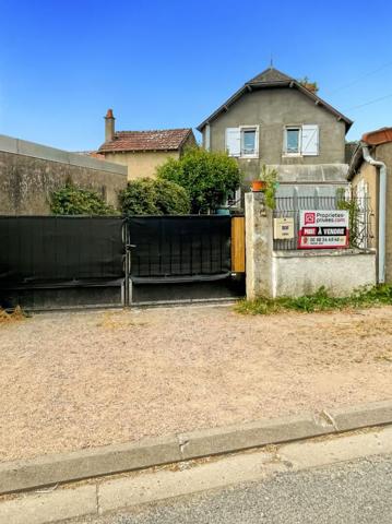 Charmante maison de village à Chezal-Benoît de 99 m2 3 chambres, dépendances et terrain