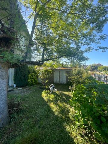 Charmante maison de village à Chezal-Benoît de 99 m2 3 chambres, dépendances et terrain