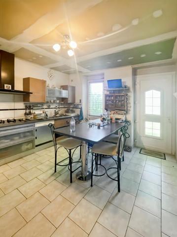 Charmante maison de village à Chezal-Benoît de 99 m2 3 chambres, dépendances et terrain