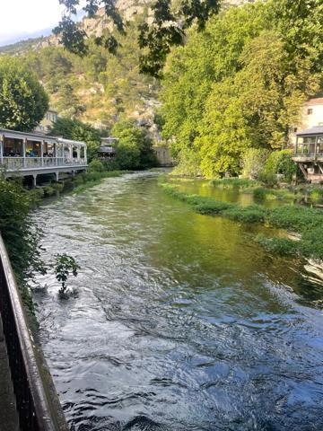 Fontaine-de-Vaucluse (84800) Studio de charme – Vue exceptionnelle sur la Sorgue – Fontaine-de-Vaucluse