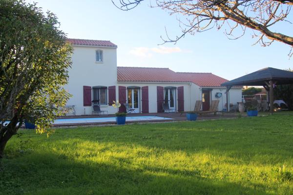 Vente Maison163 m² - 6 Pièces - SAINT MICHEL EN L HERM (85580)