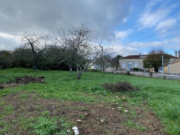Terrain constructible, à vendre, de 1 102,00 m² DIGNAC (16)