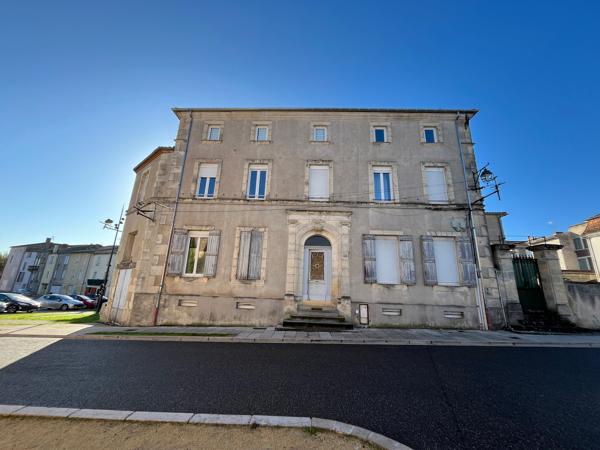 Sainte Livrade sur Lot, IMMEUBLE DE RAPPORT de 423 m2 habitables comprenant 7 lots d'habitation Rentabilité très bonne de 12,10 % avec 34 969 € de loyers bruts annuels avec les 7 logements loués (actuellement 6 logements occupés/7) Les locataires en place , Ste livrade sur lot