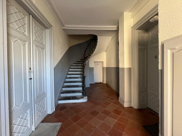 Sainte Livrade sur Lot, IMMEUBLE DE RAPPORT de 423 m2 habitables comprenant 7 lots d'habitation Rentabilité très bonne de 12,10 % avec 34 969 € de loyers bruts annuels avec les 7 logements loués (actuellement 6 logements occupés/7) Les locataires en place , Ste livrade sur lot