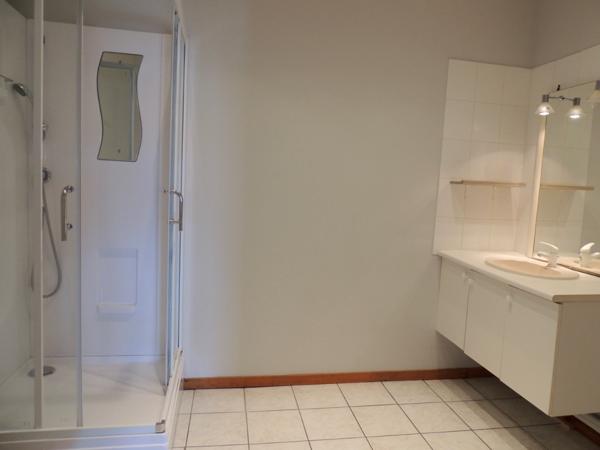 Sainte Livrade sur Lot, IMMEUBLE DE RAPPORT de 423 m2 habitables comprenant 7 lots d'habitation Rentabilité très bonne de 12,10 % avec 34 969 € de loyers bruts annuels avec les 7 logements loués (actuellement 6 logements occupés/7) Les locataires en place , Ste livrade sur lot