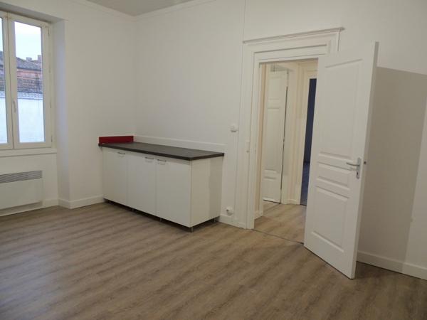 Sainte Livrade sur Lot, IMMEUBLE DE RAPPORT de 423 m2 habitables comprenant 7 lots d'habitation Rentabilité très bonne de 12,10 % avec 34 969 € de loyers bruts annuels avec les 7 logements loués (actuellement 6 logements occupés/7) Les locataires en place , Ste livrade sur lot